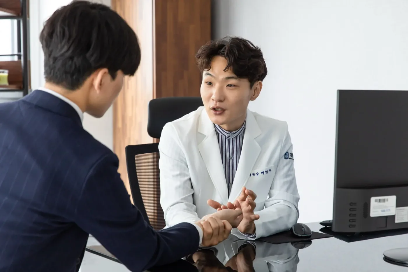 양주 회전근개 파열 재활|환자의 상태를 진찰하며 상담 중인 여인우 원장