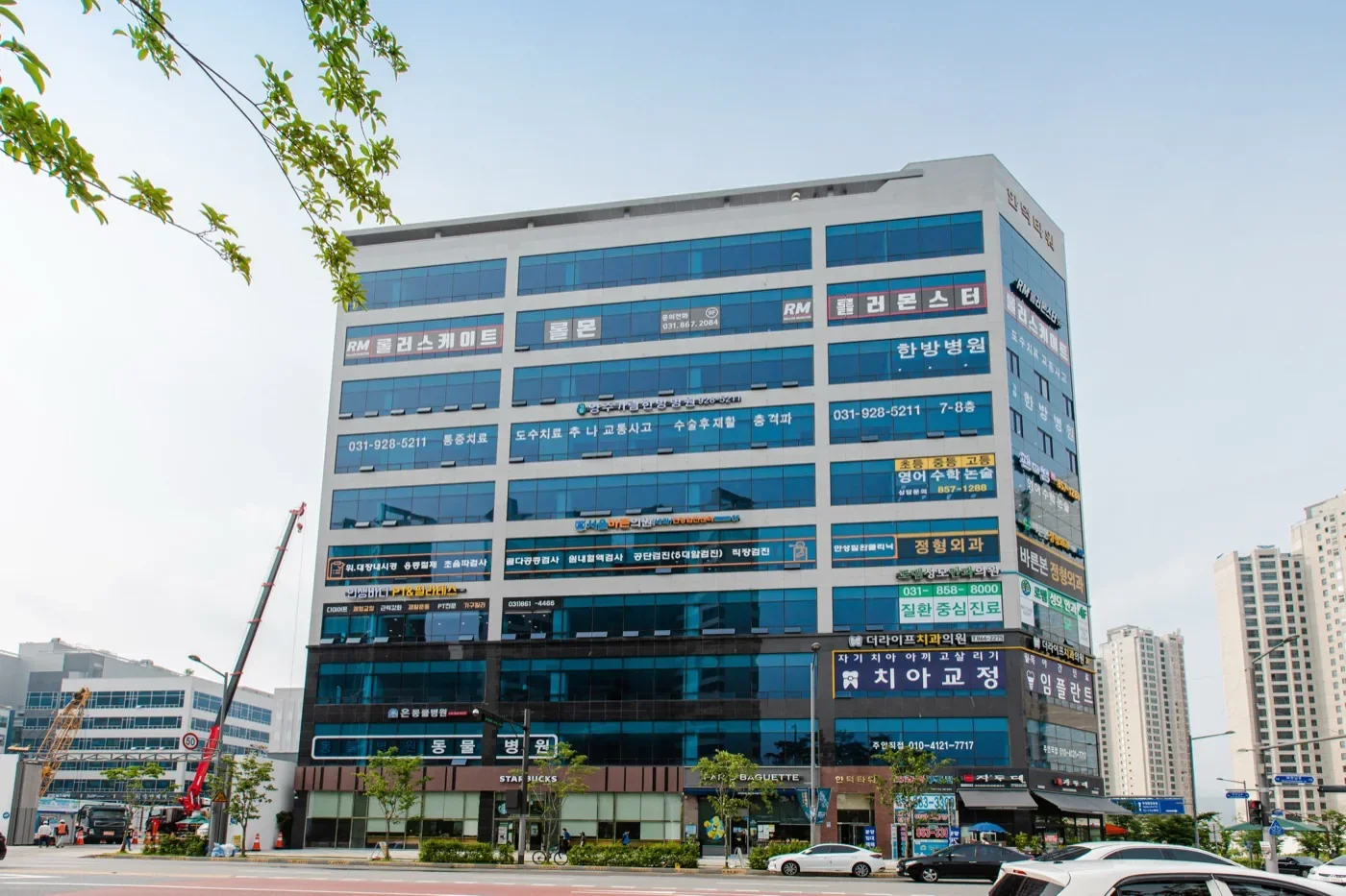 양주 산재지정병원|다양한 병의원과 상점이 입점한 상가 건물 전경